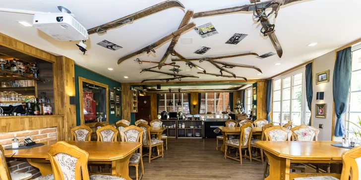 Dobroty se podávají ve stylové restauraci The Legends s krbem a výhledem na panorama Krkonoš.