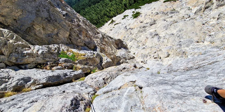 Preiner Wand (Rax): slávna ferrata Hans von Haidsteig s výhľadmi, rebríkmi aj komínom.