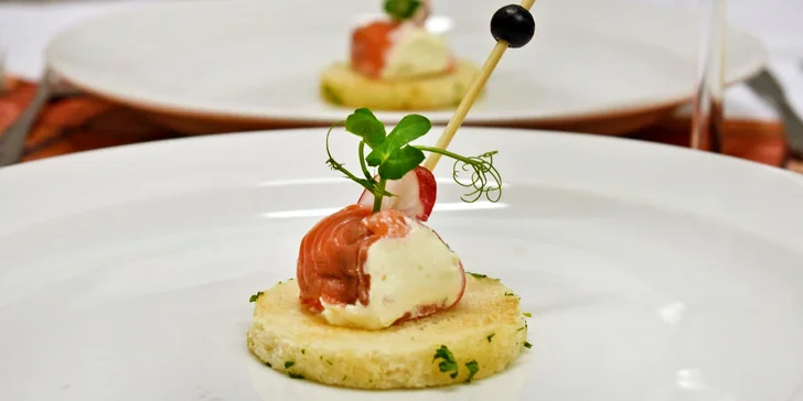 Těšte se také na amuse bouche: kanapku s lososem. 