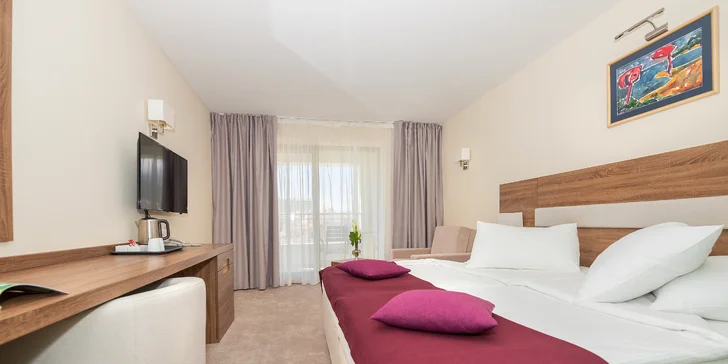 Hotel nabízí celkem 113 elegantně zařízených pokojů. 
