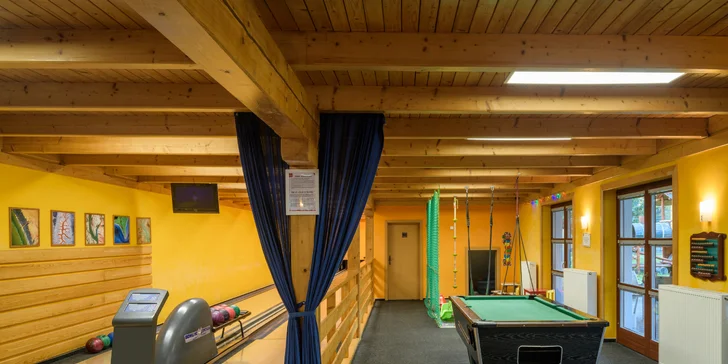 Zahrať si môžete bowling alebo využite to, že si môžete na celý deň požičať bicykle.