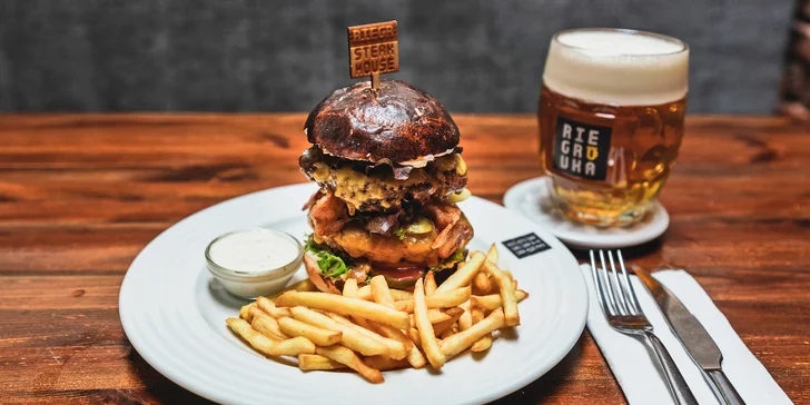 Čeká tu na vás double burger s 2× 150 g masa hovězího plemene Angus. 