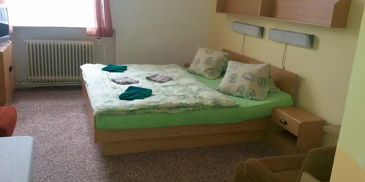 Ubytováni budete v jednoduše, avšak účelně zařízeném pokoji.