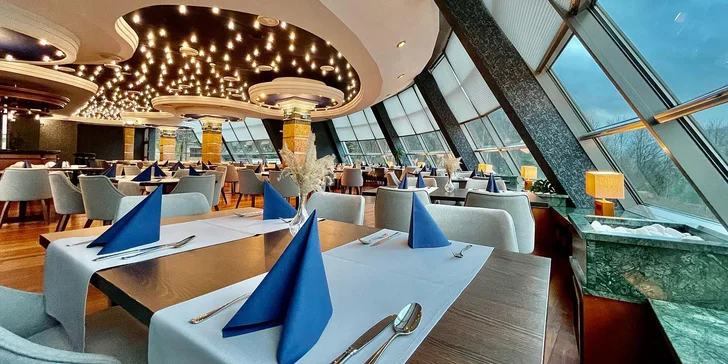 I z restaurace si budete užívat nádherné výhledy do okolí. 