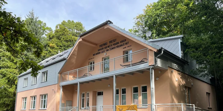 U chaty v pohodě zaparkujete.