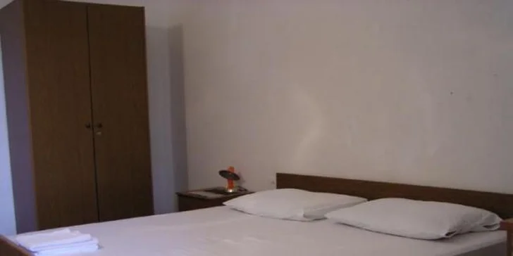 V pokoji je vlastní sociální zařízení, TV, lednička i klimatizace.