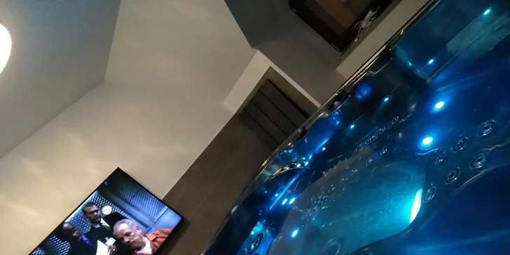 ..a k odpočinku v bublinkách si můžete pustit hezký film nebo hudbu.