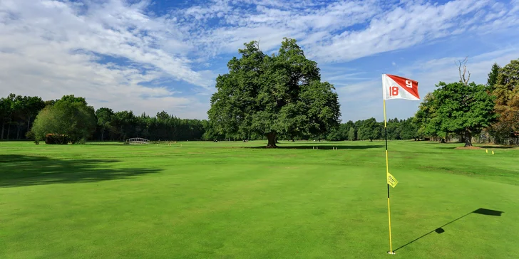 Penzion sousedí s golfovým hřištěm, jeden balíček zahrnuje green fee a mnoho dalšího. 