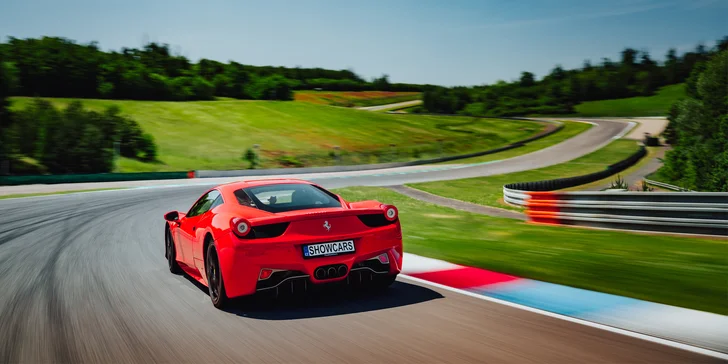 Dárkové poukazy na adrenalinové aktivity Showcars: supersporty, velký okruh, polygony i plavba lodí