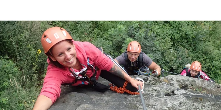 Adrenalinová cesta přes traverzy, strmé výšvihy a skalní štěrbiny trvá tři hodiny.