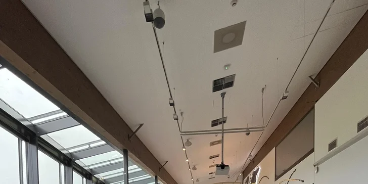 Nabídka zahrnuje také lahodné sladké dezerty, syté obložené bagely, pravý český nakládaný hermelín nebo výbornou grilovanou klobásu. 