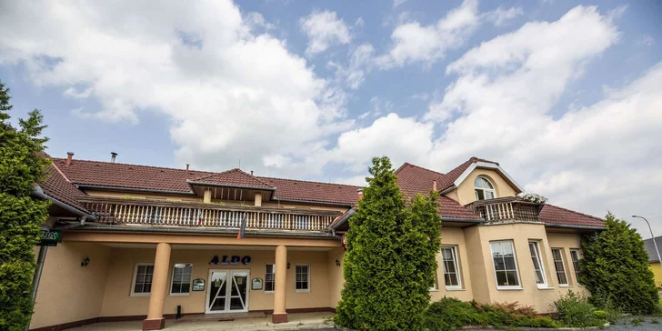 Okolo hotelu je dostatek parkovacích míst. 