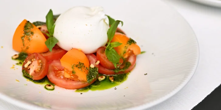Druhou variantou předkrmu je burrata: italský sýr z buvolího mléka.