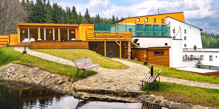 Wellness má vnitřní i venkovní část. K ochlazení po saunování slouží přírodní jezírko. 