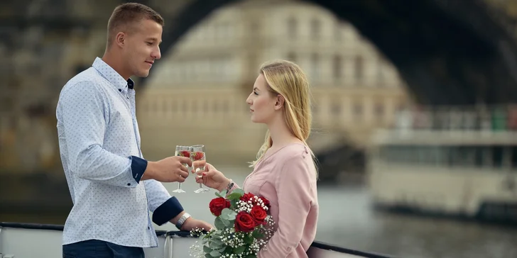 Valentýnská plavba pro 2 osoby: živá hudba, prosecco i večeře a Bohemia sekt