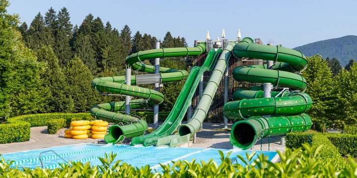 Hotel má vlastní aquapark s tobogány a pirátskou lodí.