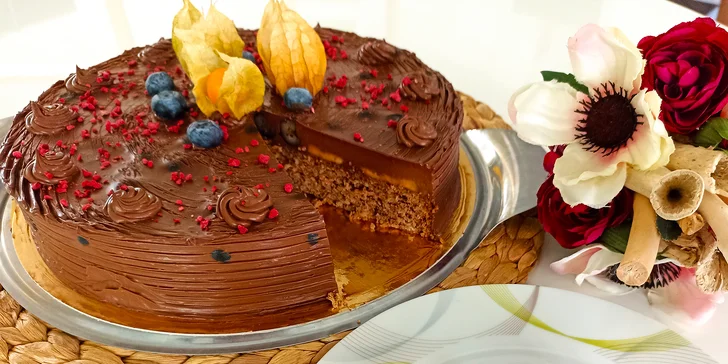 Objednat si můžete i celý dort - klasický, bez lepku, vegan. 