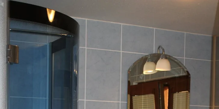 V přízemí je koupelna s WC, sprchovým koutem, umyvadlem a zrcadlem.