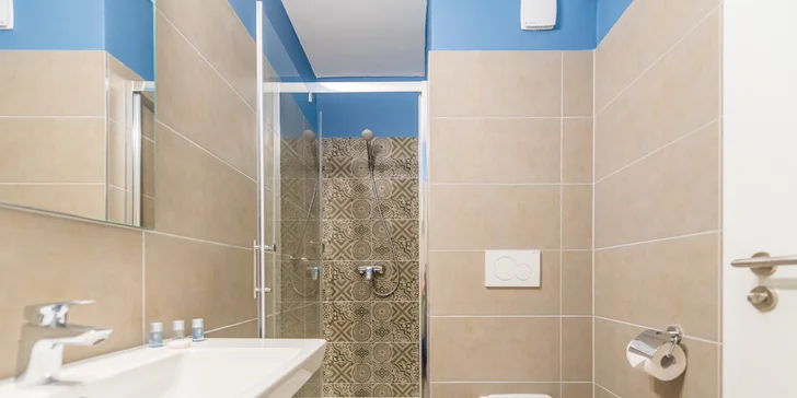 V obou pokojích je samozřejmostí koupelna se sprchou a WC, TV a Wi-Fi připojení.