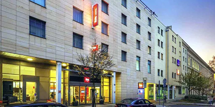 Hotel stojí 10 minut chůze od Václavského náměstí, Národního muzea, Státní opery a pražského kongresového centra. 