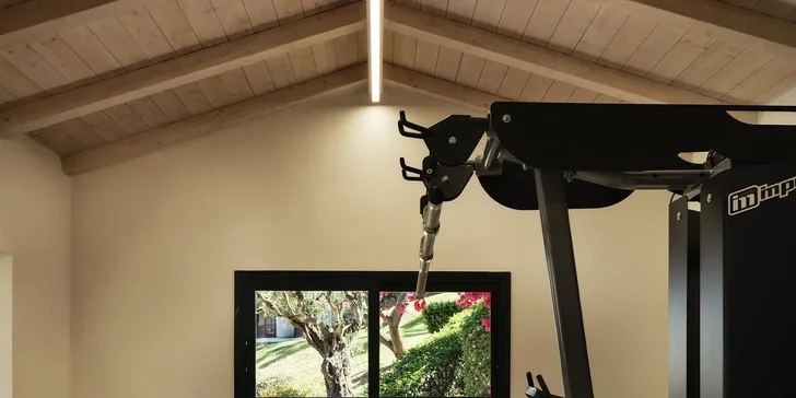 Protáhněte se ve fitness centru nebo při cvičení v bazénu.