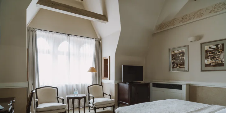 Všechny pokoje disponují elegantním nábytkem, TV a připojením k Wi‑Fi.