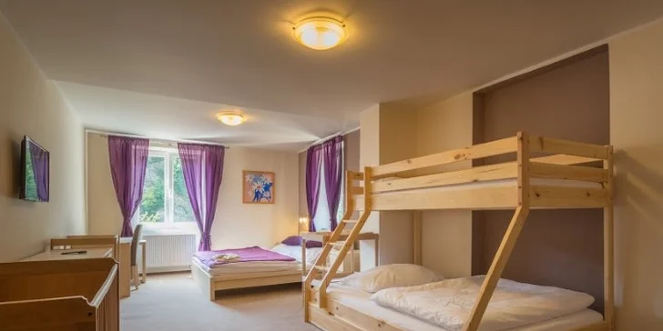 Pokoje jsou vybavené vlastním sociálním zařízením, LED televizí a trezorem.