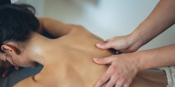 Uvolňující účinky rašeliny navíc podpoří příjemná masáž, jež odplavuje bolesti i stres.