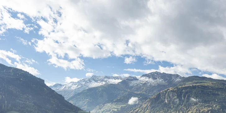 Uttendorf leží v srdci rekreační oblasti národního parku Hohe Tauern, cca 20 km od Zell am See a 35 km od Kitzbühelu.