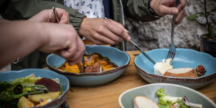 Připravují tu moderní pokrmy, např. steaky nebo sushi. 