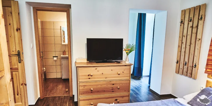 Nechybí ani LCD TV a bezplatné připojení k Wi‑Fi (apartmán s terasou FARA).