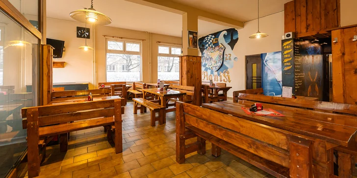 K jídlu skvěle půjde pivo, na čepu mají třeba tankový Ostravar 12°. 