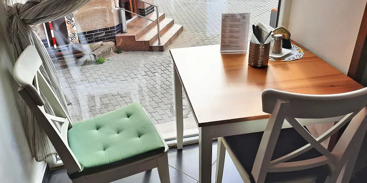 Můžete posedět, případně si nechat vše za příplatek zabalit.