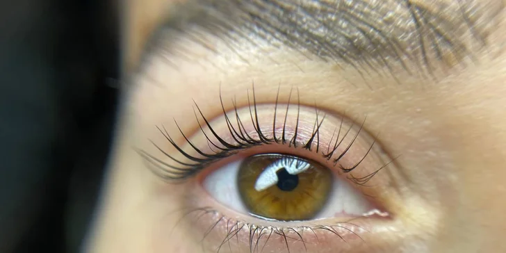 Díky lash liftingu docílíte efektu delších, přirozeně natočených a silnějších řas.