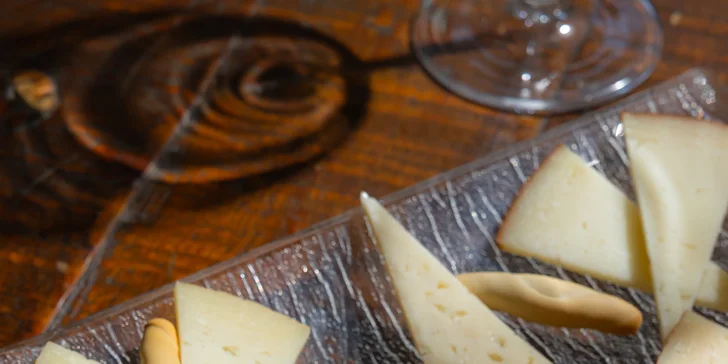 Tapas doska je zostavená tak, aby ste si mohli vychutnať harmonické prepojenie rôznych chutí pri jednom stole.