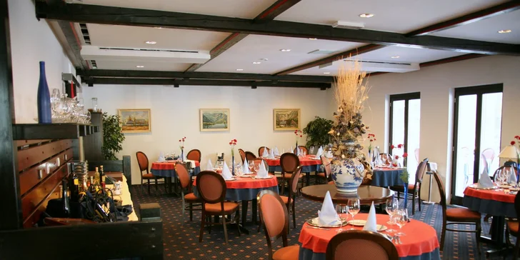 V hotelu jsou dvě restaurace, zimní zahrada, terasa a kavárna.