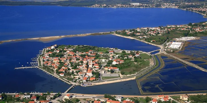 Nin se nachází na ostrůvku, který obklopuje mělká laguna s výskytem léčivého bahna.