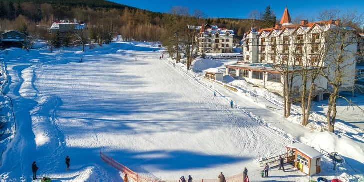 A ke sjezdovce vás od hotelu zdarma odveze autobus. Je to asi 1,6 km.