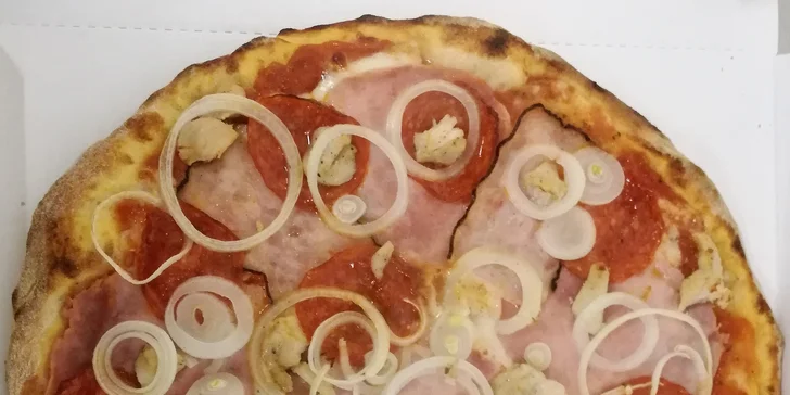 Vybrat si můžete od klasické Margherity přes žampionovou, šunkovou či salámovou, až po speciální pizzy jako je tvarůžková a brusinková.