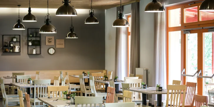 Večeře se podávají buď formou bufetu, nebo jako servírované menu.
