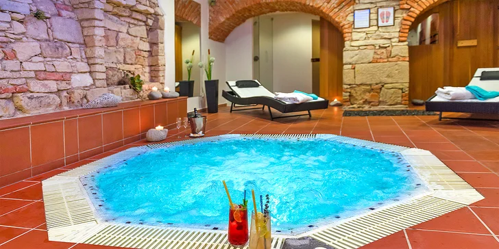 Bylinná koupel, sauna, wellness i čtyřchodová večeře s vínem pro 2 osoby