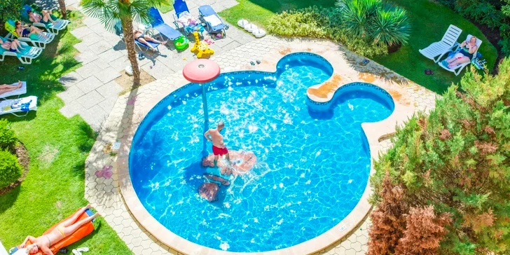 Hotel disponuje bazénem pro dospělé i malým bazénem pro děti. 
