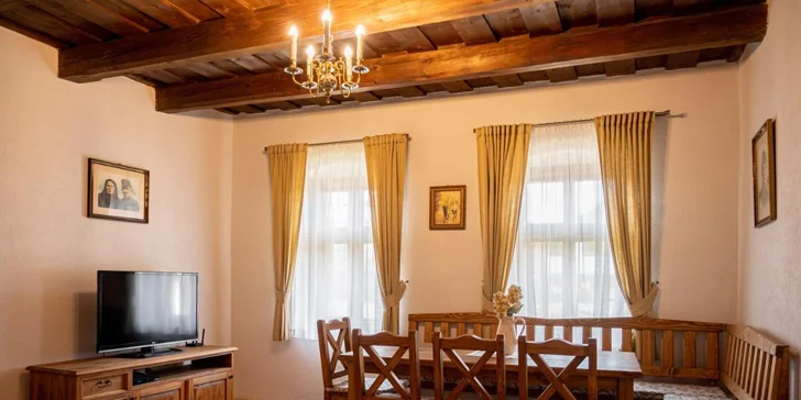 Dovolenkový dom má úžitkovú plochu 110 m² a nájdete v ňom dve spálne, obývaciu izbu, kuchyňu aj súkromnú kúpeľňu. 