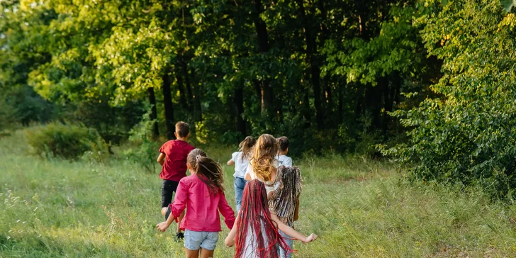 V Tarzan Academy čaká deti pestrofarebný program plný prekážkových behov a tímových aktivít, medzi ktorými nechýba ani trampolínová aréna či turistika v prírode.