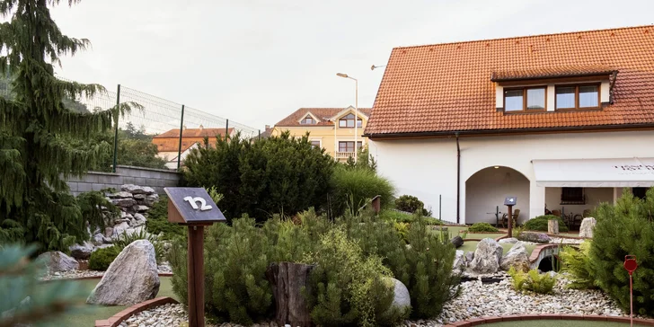 Zvolíte-li rodinnou verzi, čeká vás kromě zábavy i něco na zub (domácí hranolky, cibulové kroužky aj.).