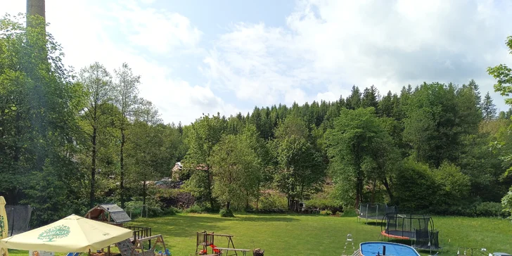 Kromě trampolíny je tu i hřiště, u kterého si dospělí posedí třeba s vychlazeným půllitrem nebo u kafíčka.