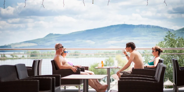 V areálu je i několik míst, kde se občerstvíte. Ve venkovním Chill out baru si můžete objednat lahev Prosecca s 20% slevou. 