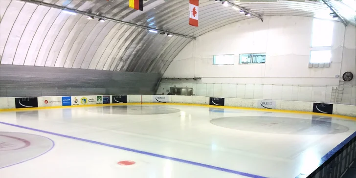 Ak vám bude ľúto za zimou, využite perfektnú možnosť zakorčuľovať si na ľadovej ploche (26 × 56 m).