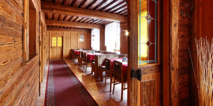 Polopenzi si vychutnáte ve stylové restauraci s krbem.