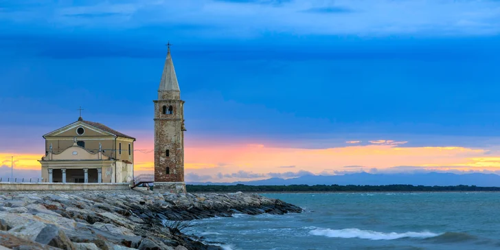 Ak vás lákajú pamiatky, nevynechajte kostol Santuario della Madonna dell’Angelo priamo na pobreží.